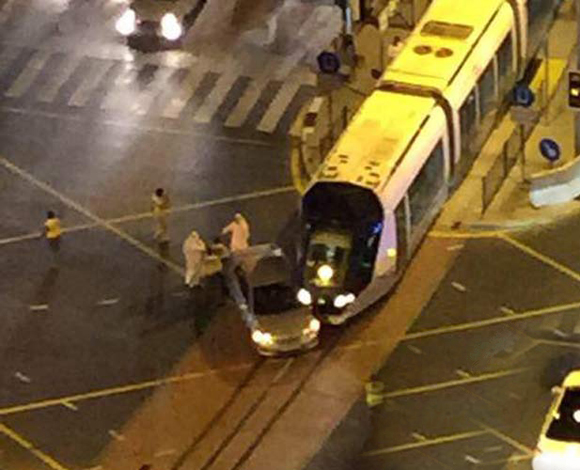 بالصور- أول حادث تصادم بين ترام دبي وسيارة في الـ"جي بي آر"